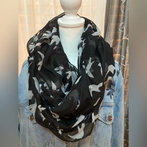 CHIC BIRDS CROWS DOVES SEAGULLS BLACK AND WHITE INFINITY SCARF GUC